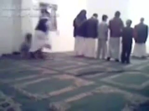 بالفيديو شاهد ماذا فعل متسول في «مصلي»