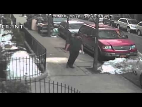 شاهد رجل يحاول اختطاف طفلة في وضح النهار