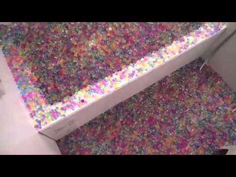 شاهد مهووس بالكرات الماصة للماء