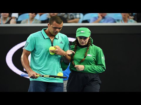 بالفيديو لاعب تنس مشهور يوقف المباراة