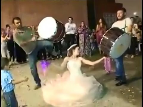 بالفيديو عروس تشعل حفل زفافها بوصلة رقص