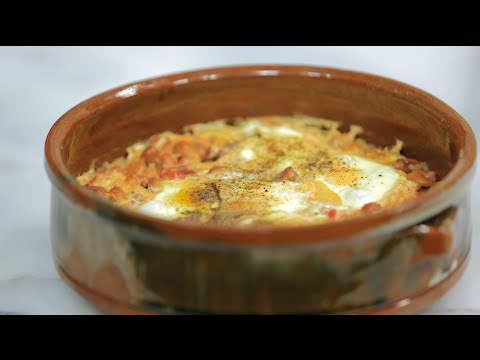 طريقة عمل طاجن فول بالبيض والبسطرمة