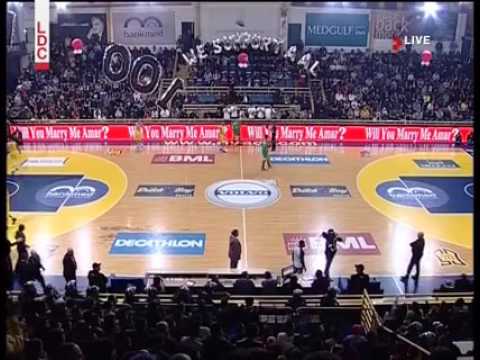 يقتحم ملعب كرة سلة  في الدورى اللبنانى ليفاجئ حبيبته بطلب يدها