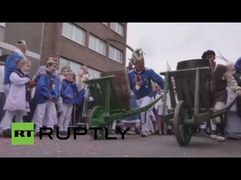 المتسابقون في دوسلدورف يتنافسون على دفع علب البيرة