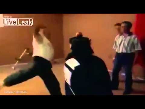 مُدرب كارتيه يستعرض مهاراته القتالية فيضرب سيدة في وجهها