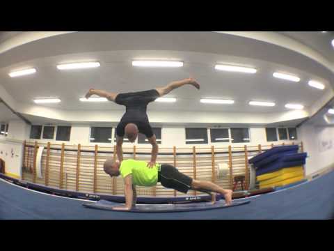 بالفيديو شابان يمارسان تمارين الضغط بأصعب الأساليب