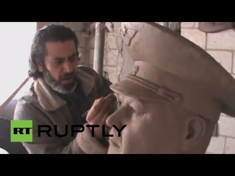 نحات سوري من حمص ينحت تمثالا لطيار روسي