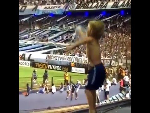 شاهد أصغر مشجع في العالم يلهب المدرجات