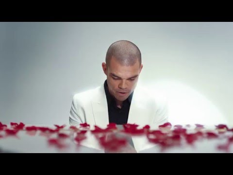 شاهد بيبي ريال مدريد يغني لحذاء في عيد الحب