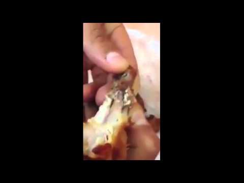 بالفيديو تونسي يعثر على ديدان حية في أطعمة كارفور