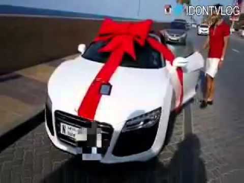 بالفيديو شاب يُهدي حبيبته سيارة فارهةبالفيديو شاب يُهدي حبيبته سيارة فارهة