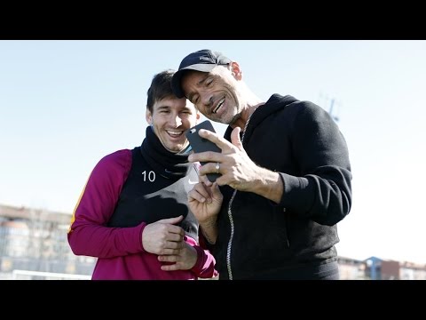 ميسى يحرز هدف من خلف المرمى