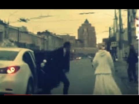 شاهد خناقة بين عريس وعروسه في الشارع