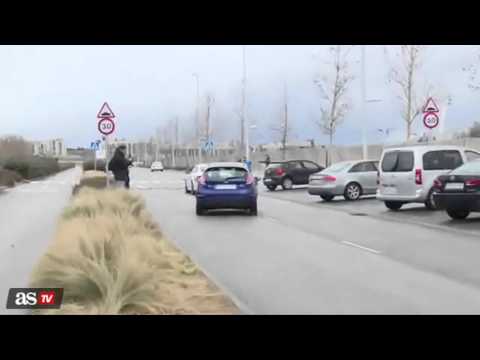 بنزيما ينجو من حادث سيارة أمام نادى ريال مدريد