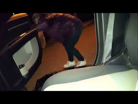 سيدة تتشاجر مع صديقها فتقفز من السيارة