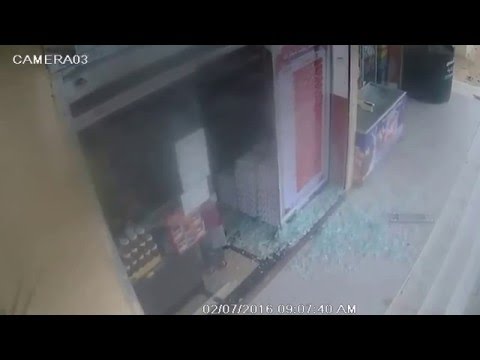 بالفيديو طفلة تنجو من الموت بأعجوبة