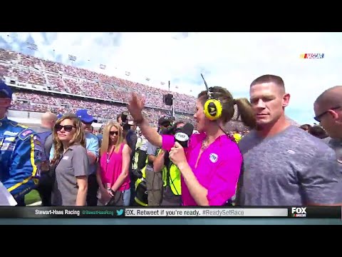 فيديو مراسلة تحرج جون سينا في سباق سيارات