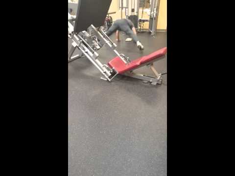 شاهد رياضي مسن يخترع طريقة جديدة لتمارين الضغط