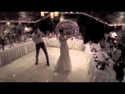 شاهد عروسان يشعلان حفل زفافهما برقصة مجنونة