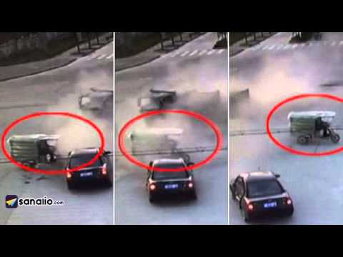 توك توك ينجو من حادث تصادم سيارتين