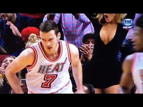 مشجعة تتحول إلى أحد مشاهير انستجرام بعد الظهور في مباراة nba