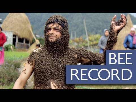 شاهد مزارع نيبالي يغطي جسده بـ 30 ألف نحلة