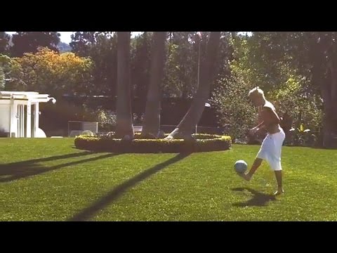 جاستن بيبر يستعرض مهاراته في الكورة