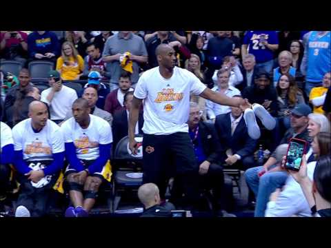 بالفيديو  الأسطورة “كوبى براينت” يخلع حذاءه ويوقع عليه ثم يهديه لطفل