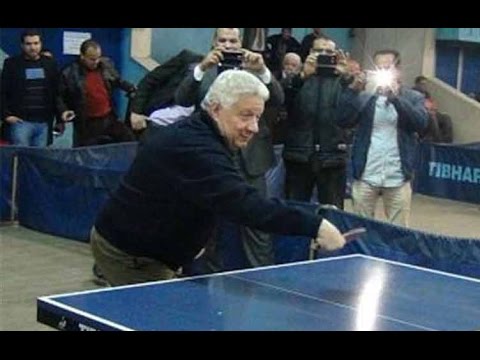 شاهد مرتضى منصور يلعب بينغ بونغ مع ميسي الزمالك 