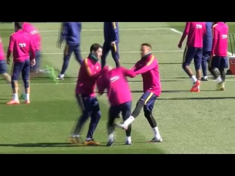 نيمار وسواريز يحاولان التعدي على زميلهما