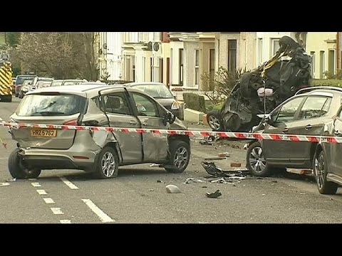 شاهد شخصان يسرقان سيارة إطفاء