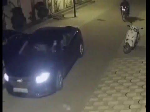 شاهد ماذا فعل لصان بفتاة تقود سيارتها ليلاً