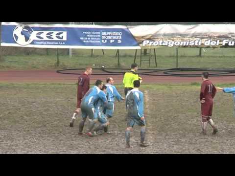 لاعب يضرب الحكم «شلوت» في دوري الهواه الإيطالي