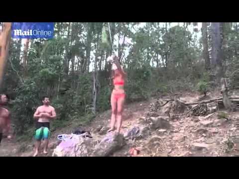 بالفيديو فتاة تتعرض لسقطة مؤلمة بعد تعلقها في حبل