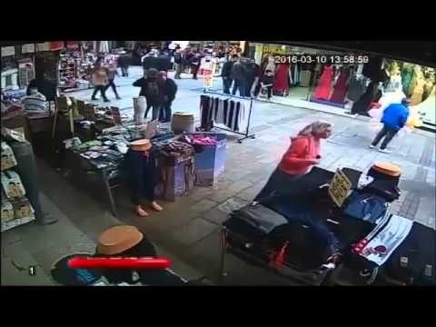 بائع تركي يضرب طفلًا سوريًا بوحشية