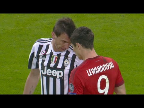 شاهد “معارك” اللاعبين داخل المستطيل الأخضر في 2016