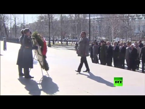 الملك المغربي  يزور  قبر الجندي المجهول في موسكو