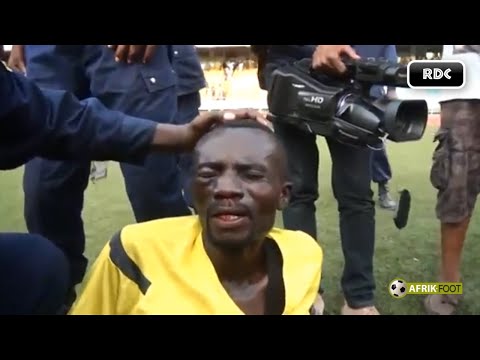 شاهد جماهير غاضبة تقتحم الملعب