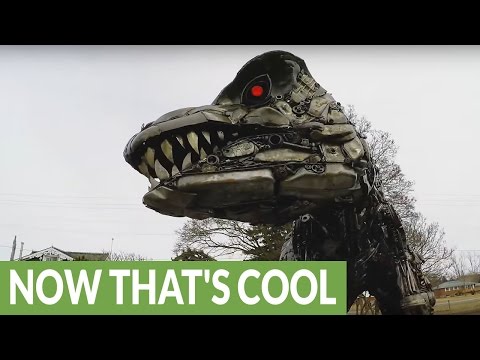 شاهد فنان يصنع مجسم ديناصور بالحجم الطبيعي