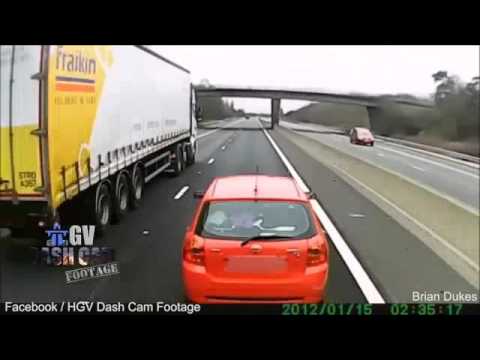 سائق سيارة يجتاز شاحنة بسرعة معرضًا حياته للخطر