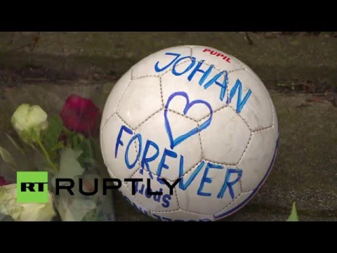 شاهد مشجعو أسطورة الكرة  يوهان كرويف يضعون الزهور تكريما لذكراه