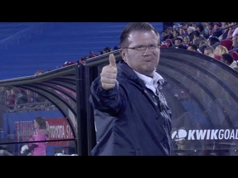 رد فعل كوميدي لحارس أمن صدمته الكرة