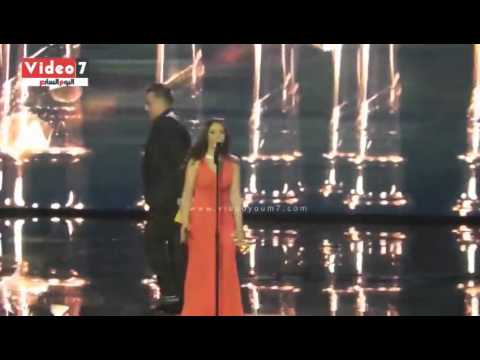 شاهد  قبلات واحضان الفنانة منى زكى مع الفنان احمد حلمى