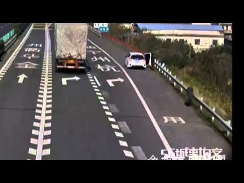 إطارة شاحنة طائش يضرب رجلاً