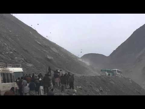 السماء تمطر حجارة على الأوتوبيسات في باكستان