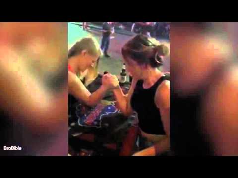 فتاة تكسر ذراع صديقتها في لعبة