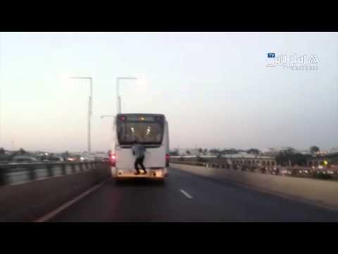 فيديو شاب مغربي يخاطر بحياته ويتسلق حافلة