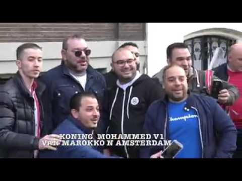 شاهد الملك محمد السادس يلتقط الصور مع المارة في المغرب