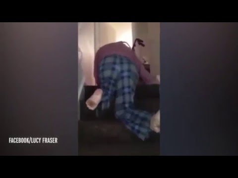 أب معاق يصعد درج طلبًا للمساعدة