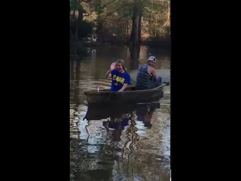 شاب يستخدم “بلاور” بدلًا من الموتور للإبحار بقاربه